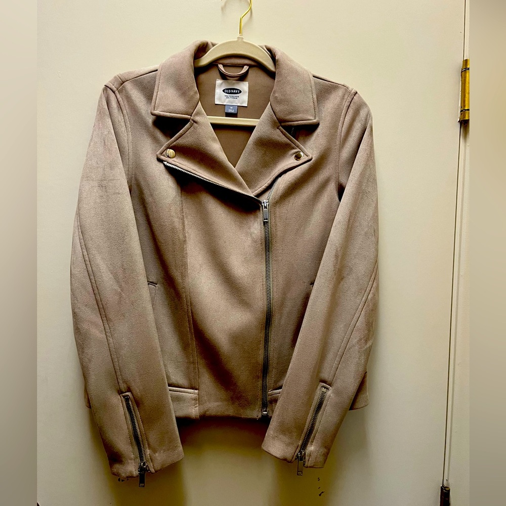 EUC Med beige sueded knit jacket, 2 pockets, zippered sleeves, snaps on collar